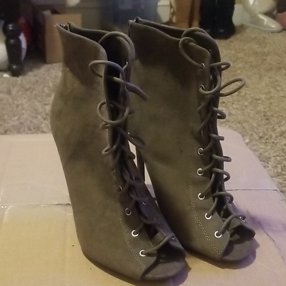 Charlotte Russe Army Green Lace Up Pump w/Zip 8